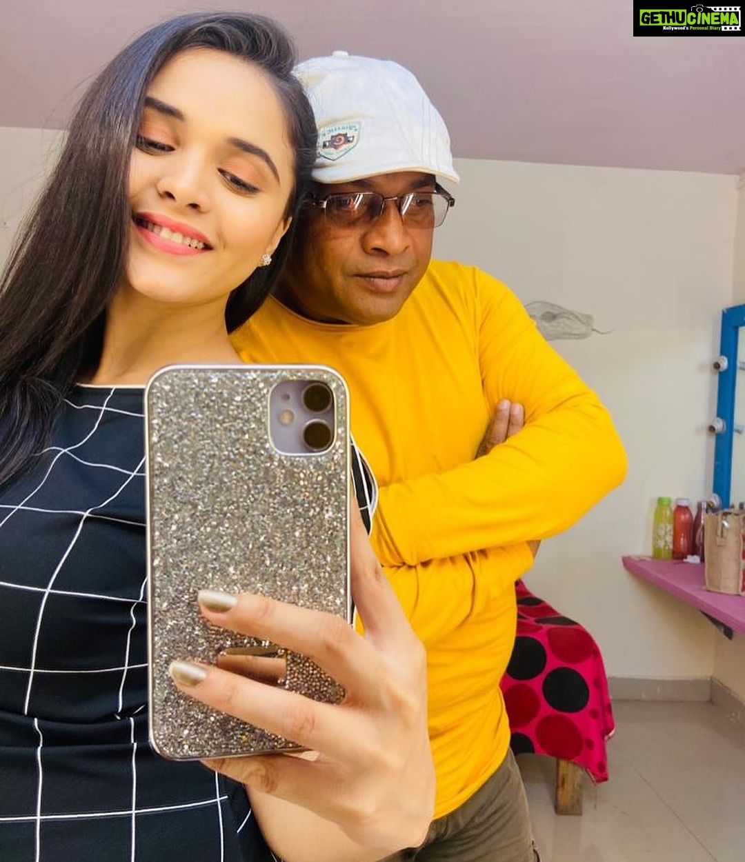 Muskan Bamne Instagram - Happiest Birthday Papa ❤️ We love you so much 😍😍🥳🎂🥹 @bamne_rakesh_15 #PapaKaBirthday #Blessed