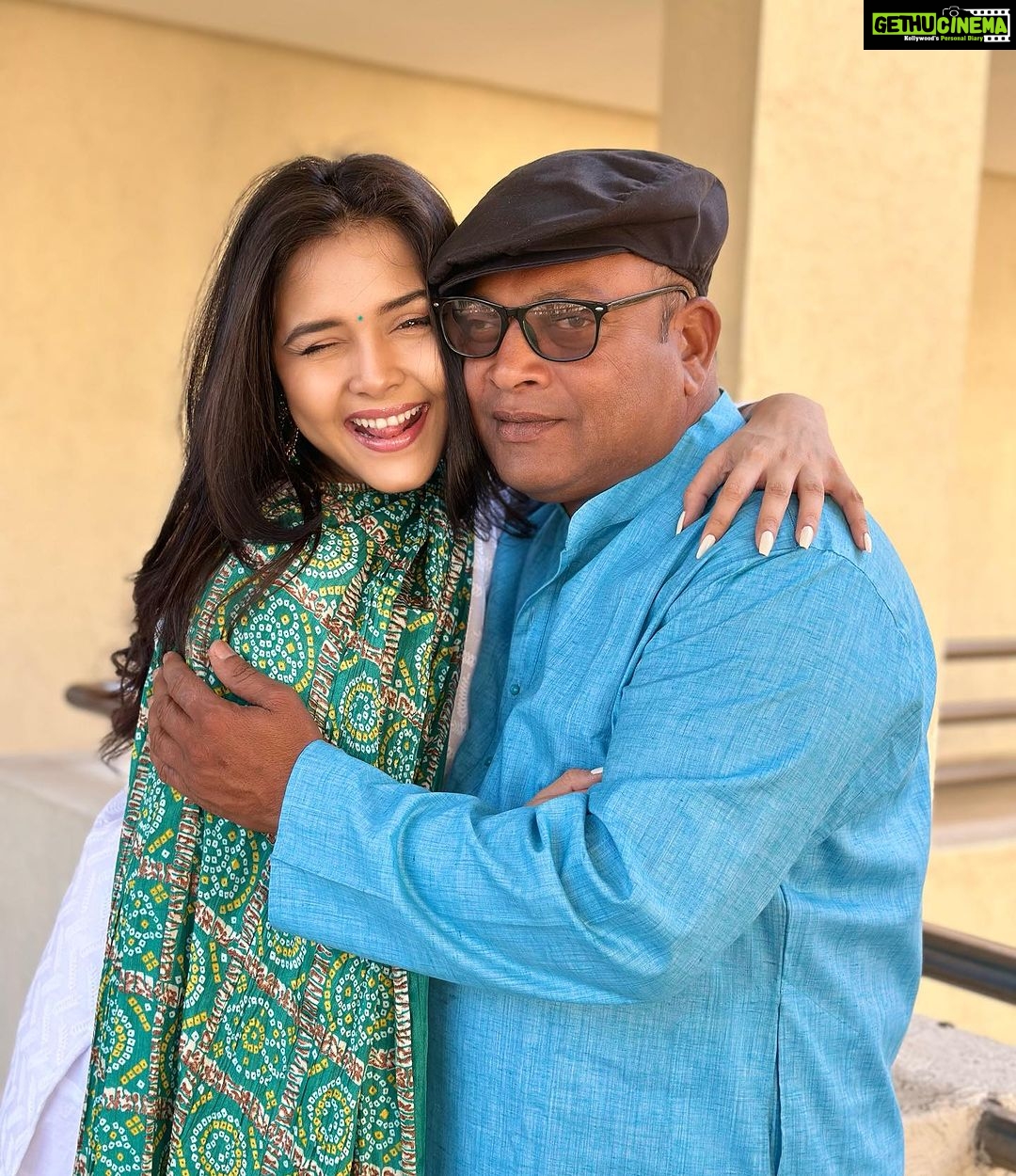 Muskan Bamne Instagram - Happiest Birthday Papa ❤️ We love you so much 😍😍🥳🎂🥹 @bamne_rakesh_15 #PapaKaBirthday #Blessed
