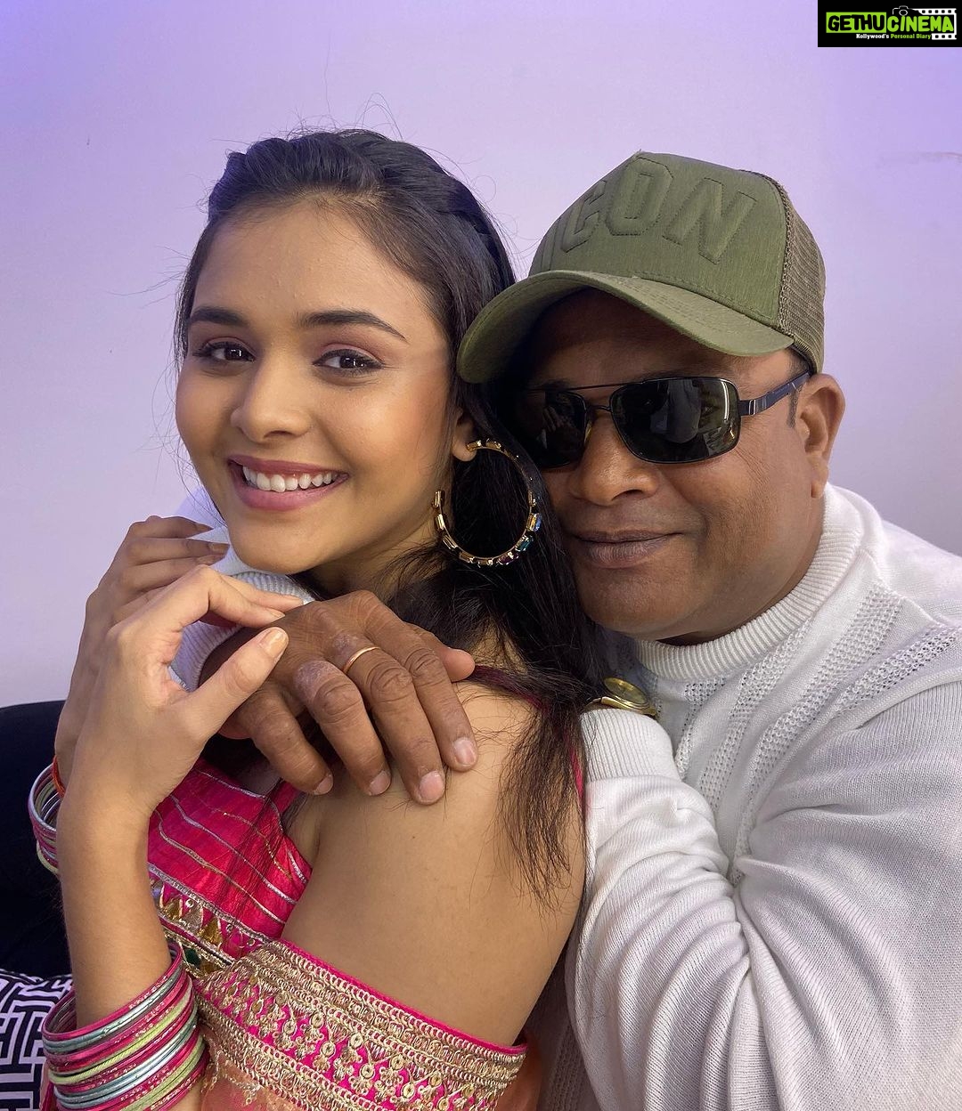 Muskan Bamne Instagram - Happiest Birthday Papa ❤️ We love you so much 😍😍🥳🎂🥹 @bamne_rakesh_15 #PapaKaBirthday #Blessed