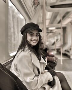 Namitha Pramod Instagram - While posing, I wished Keanu Reeves would be my fellow traveller and recalled Meryl Streep's well-known tube click. 😝 

#tinywishes #ilovebragging #flexing #london #recall