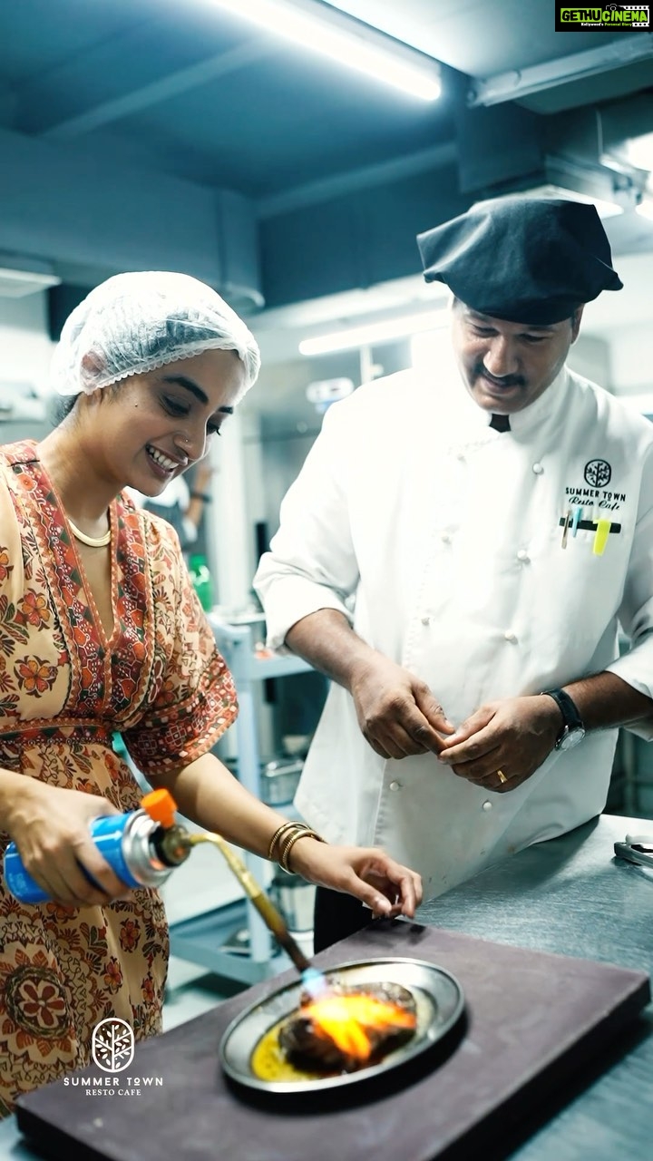 Namitha Pramod Instagram - When the Chef teaches you how to make a rib eye steak 🥩 Learning skills ✨ @summertownrestocafe #food #cooking #summertowncafe #panampillynagar #cafe #reels #reelsinstagram #reelitfeelit