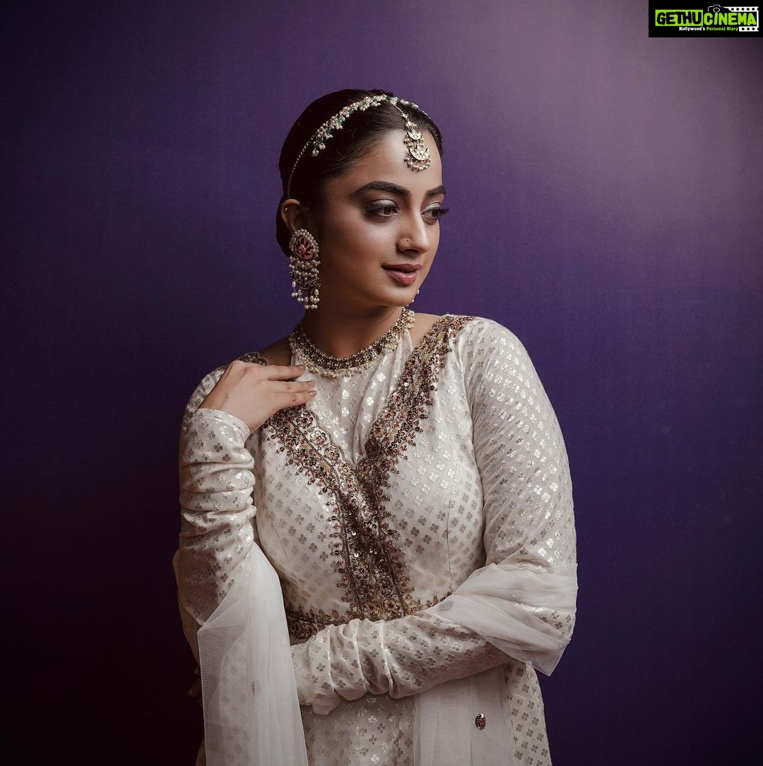 Namitha Pramod Instagram - Being a person who is nervous to perform on public, I rarely seized opportunities to dance and never to sing on stage. 😝 Some of my ensembles from this year's Amma show with @iamunnimukundan .I imagine that many of you have already seen the dance on television or may have missed it like I did.Looking forward to watching the video soon on YouTube.Swipe right to see my black and colour poses 🌞 Thank you Wearing : @prakrithi_by_ramya Styling: @rashmimuraleedharan MUH : @amal_ajithkumar Photography : @nithin_c_nandakumar Jewellery: @priya_anokhi_ Kisses Love , Nami ❣️