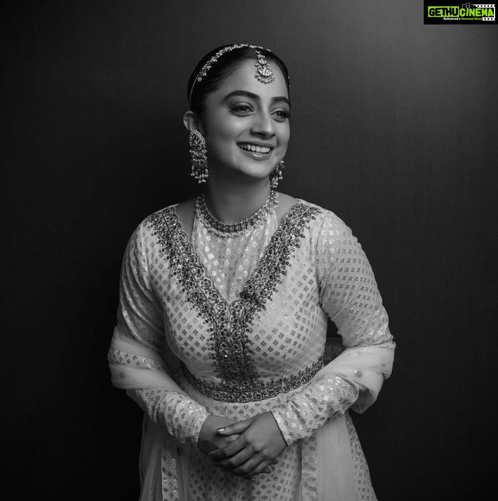 Namitha Pramod Instagram - Being a person who is nervous to perform on public, I rarely seized opportunities to dance and never to sing on stage. 😝 Some of my ensembles from this year's Amma show with @iamunnimukundan .I imagine that many of you have already seen the dance on television or may have missed it like I did.Looking forward to watching the video soon on YouTube.Swipe right to see my black and colour poses 🌞 Thank you Wearing : @prakrithi_by_ramya Styling: @rashmimuraleedharan MUH : @amal_ajithkumar Photography : @nithin_c_nandakumar Jewellery: @priya_anokhi_ Kisses Love , Nami ❣️