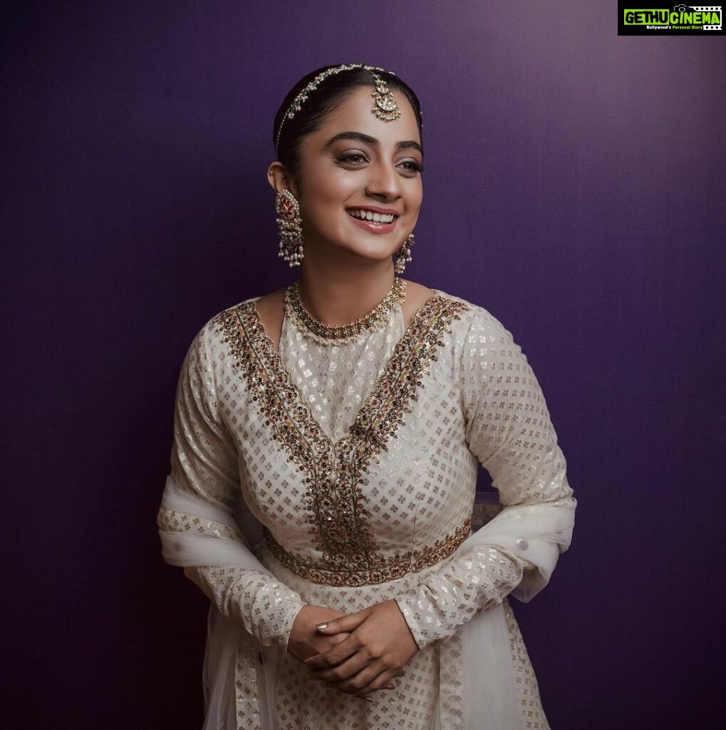Namitha Pramod Instagram - Being a person who is nervous to perform on public, I rarely seized opportunities to dance and never to sing on stage. 😝 Some of my ensembles from this year's Amma show with @iamunnimukundan .I imagine that many of you have already seen the dance on television or may have missed it like I did.Looking forward to watching the video soon on YouTube.Swipe right to see my black and colour poses 🌞 Thank you Wearing : @prakrithi_by_ramya Styling: @rashmimuraleedharan MUH : @amal_ajithkumar Photography : @nithin_c_nandakumar Jewellery: @priya_anokhi_ Kisses Love , Nami ❣️
