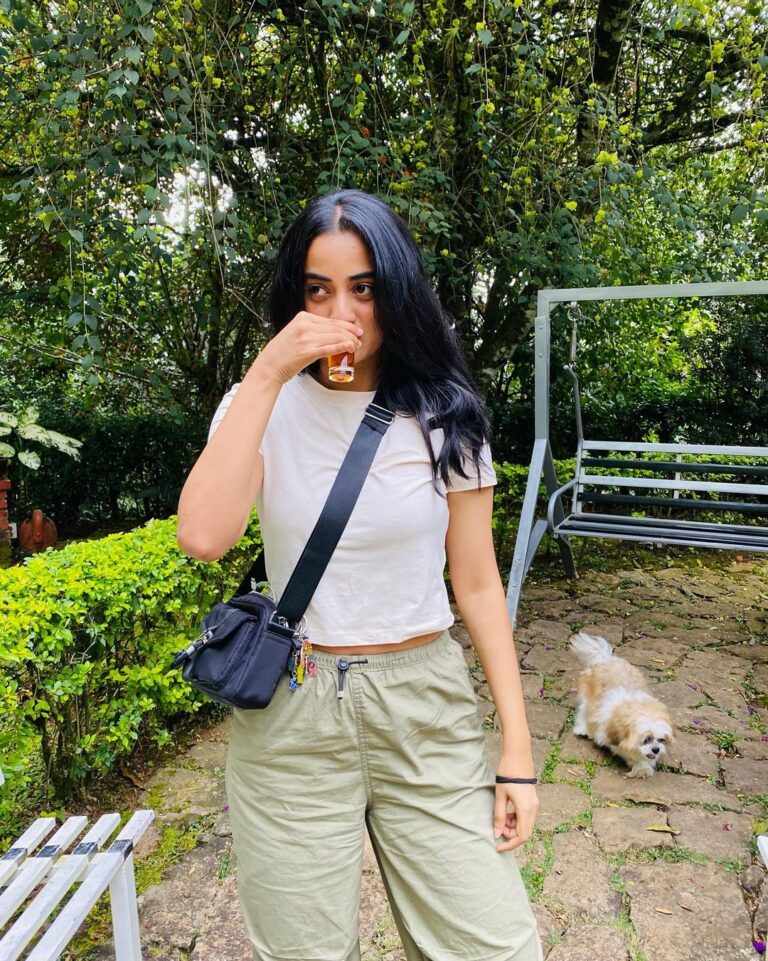 Namitha Pramod Instagram - Simple humble Onam ♥️🫶 Swipe right ☘️ Munnar Hillstation, Kerala
