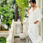 Nawazuddin Siddiqui Instagram - गरम मिज़ाज, सांवला सा रंग, अच्छी बीत रही है ज़िंदगी चाय के संग । #tikuwedssheru #tikuwedssheruonprime #chailovers #chai