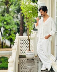 Nawazuddin Siddiqui Instagram - गरम मिज़ाज, सांवला सा रंग, अच्छी बीत रही है ज़िंदगी चाय के संग ।

#tikuwedssheru #tikuwedssheruonprime #chailovers #chai