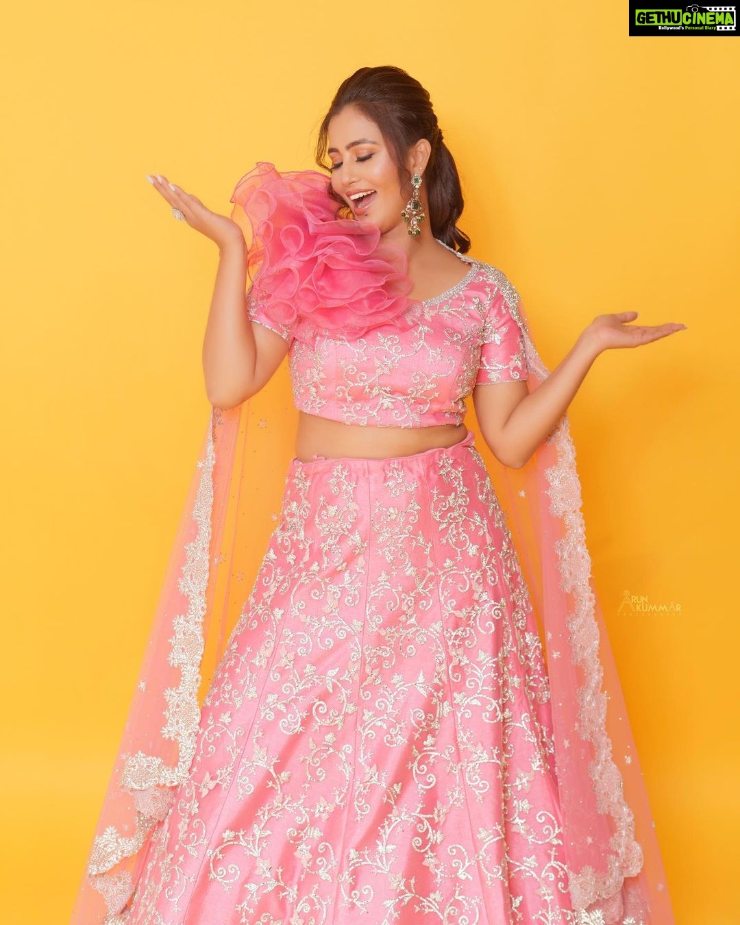 Neha Gowda Instagram - πΈππΈ Outfit - @vibbhinna MUA - @nikithaanandmakeup Hairstylist - @hairstylist_rekhaa PC - @arunkummar_portraits Accessories - @beadedtreasuresjewelry #phptoshoot #instagram #pink #lehenga #happiness