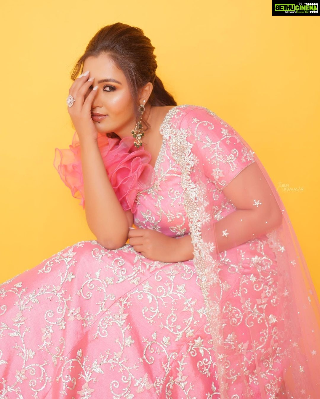 Neha Gowda Instagram - πΈππΈ Outfit - @vibbhinna MUA - @nikithaanandmakeup Hairstylist - @hairstylist_rekhaa PC - @arunkummar_portraits Accessories - @beadedtreasuresjewelry #instagram #post #lehenga #pink #photoshoot