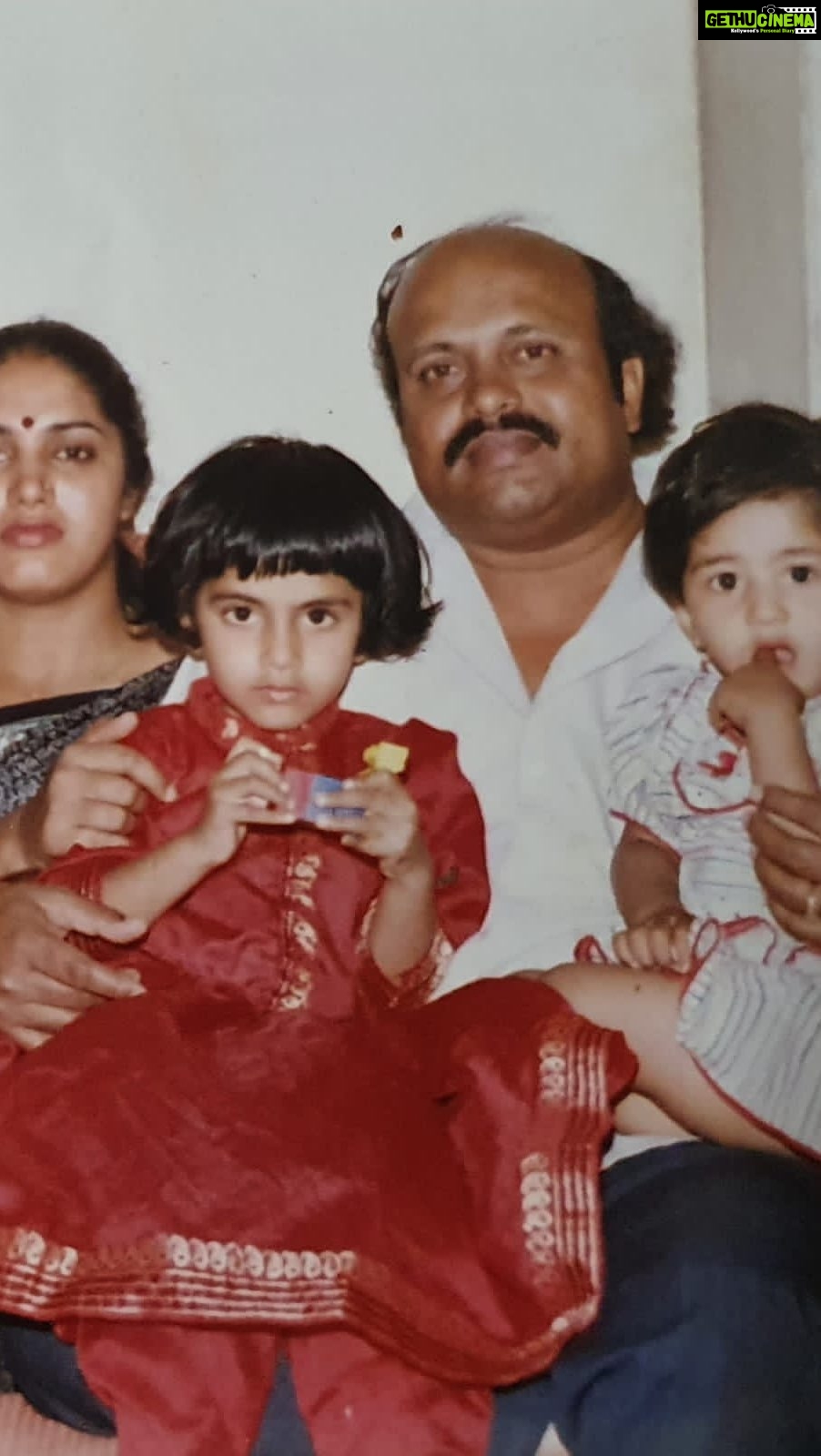 Neha Gowda Instagram - My dad is not a professional singer but he sings with all his heart and soul… every time v have a get together he never fails to entertain….. you wanna see more of his talent? Then comment yes !!! Il come up with more such videos !!! 😍
