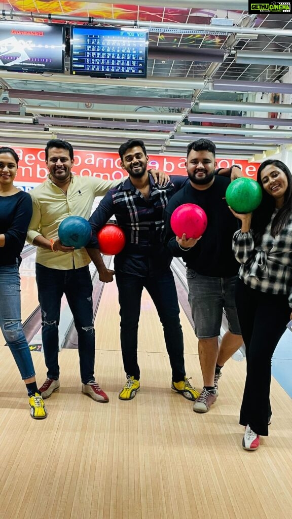 Neha Gowda Instagram - “From sharing childhood memories to supporting each other through life’s ups and downs, my cousins, sister, and my husband are my rock and my biggest cheerleaders! #cousinbonding #hubbylove #familygoals Can you tell me who won first, second, third, fourth, and fifth place in bowling ??????? @deepugowda.v @doddmane_huduga @sonugowda @chandangowda18 @neharamakrishna
