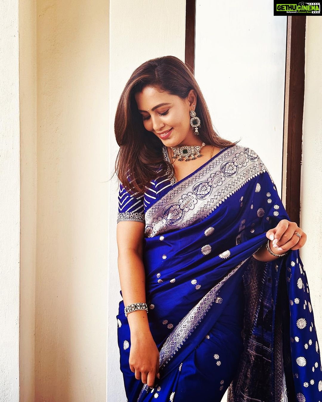 Neha Gowda Instagram - Saree up , spread positivity!!!! #saree #love #favorite #colour #elegance #positivevibes @swandesignerstudio a big shout out to you for giving me this fabulous saree!!! @beadedtreasuresjewelry thank you for sending me the perfect match which is adding more beauty to the whole look …