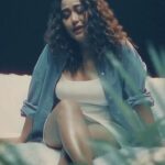 Neha Kakkar Instagram - #DilBechara is now all yours! Feel every bit of it while you are thinking about them. 🤍 Song out now, tune in. @rohanpreetsingh #tseries @tseries.official #BhushanKumar @crevixa @aakashrijia @sonalc23