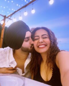 Neha Kakkar Instagram - Back in town from the Best holidays spent with Hubby!! @rohanpreetsingh ♥️