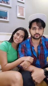 Neha Saxena Instagram - Sabhkuch tumhare paas hai.. Purse to dedo.. . . . #couplecomedy #comedy #comedy reels