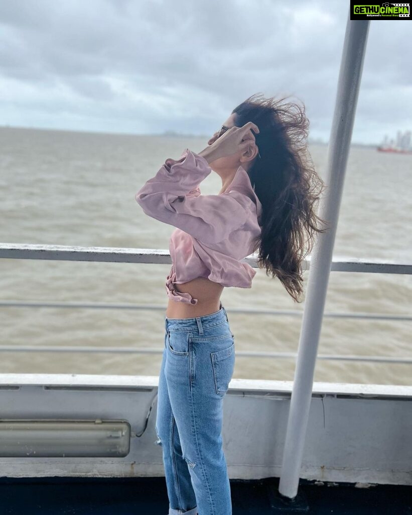 Nidhi Shah Instagram - You can take a girl out of mumbai but you cannot take mumbai out of a girl 🥹 monsoons and vada pao 🤤 swear by them Alibaug - 7.7.2023 ❤️ Alibag Beach