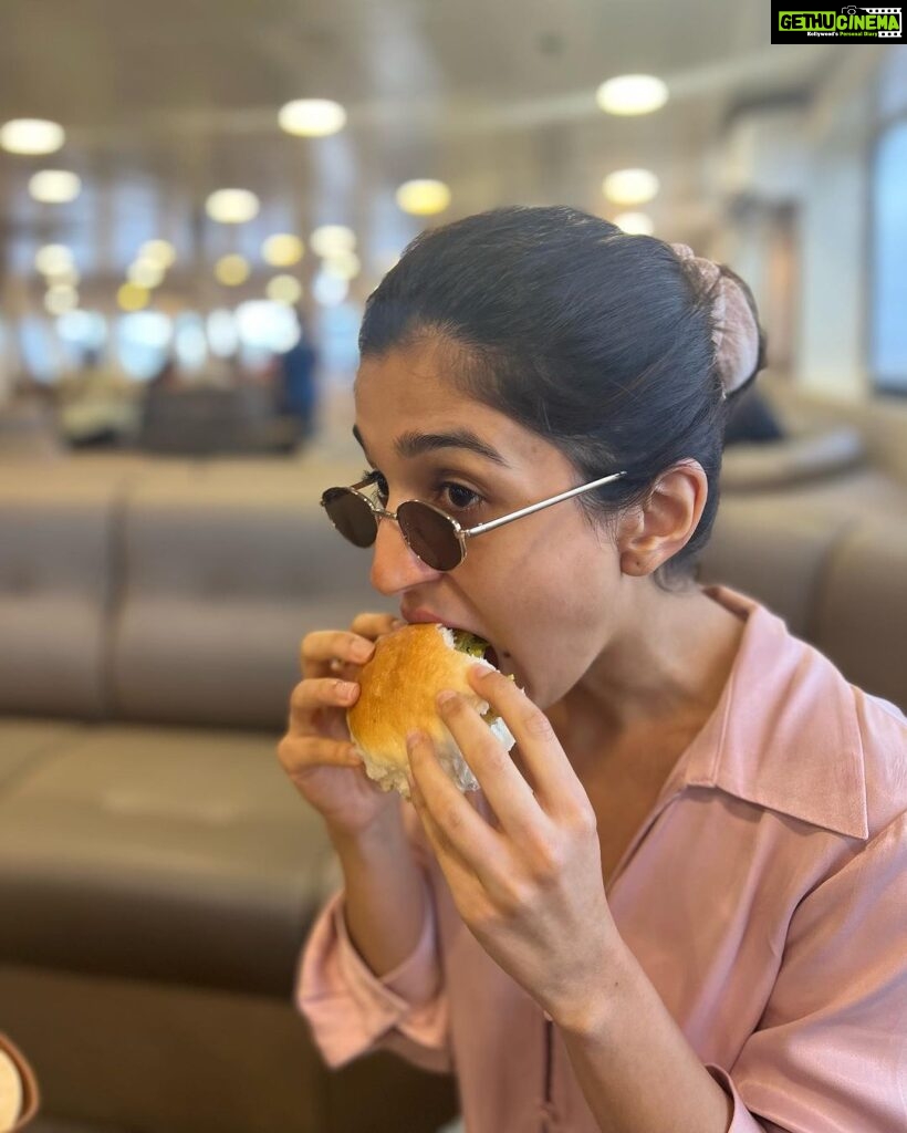 Nidhi Shah Instagram - You can take a girl out of mumbai but you cannot take mumbai out of a girl 🥹 monsoons and vada pao 🤤 swear by them Alibaug - 7.7.2023 ❤️ Alibag Beach