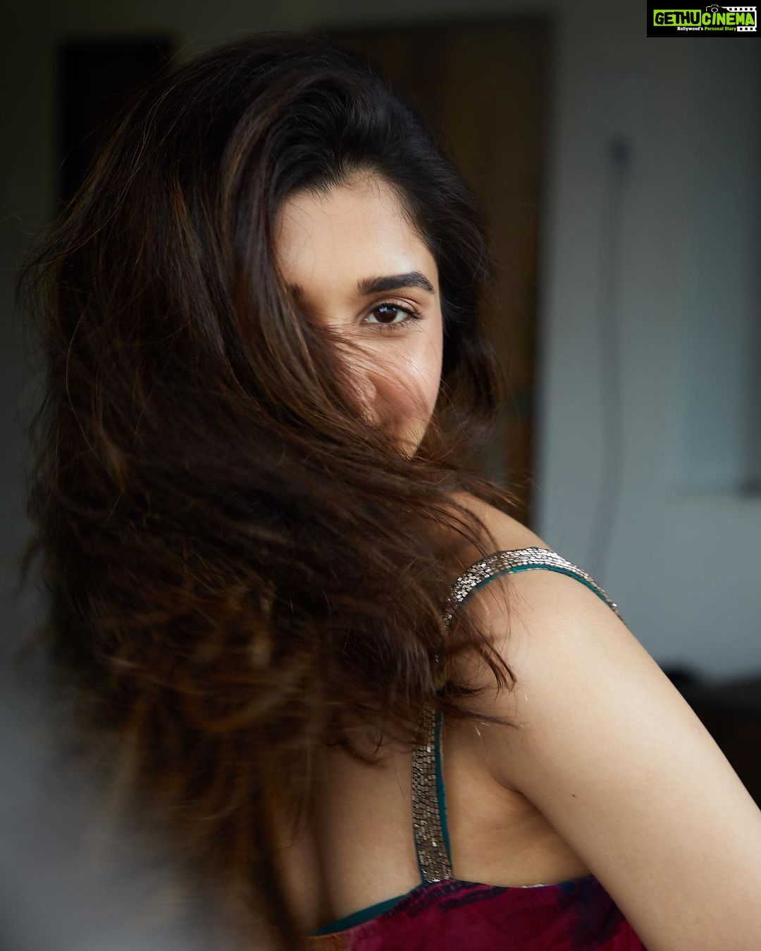Nidhi Shah Instagram - Fooling around🤪 . . . . 📸- @theguywithacanon