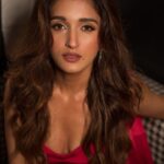 Nidhi Shah Instagram - Glammed up for STAR PARIVAAR AWARDS❤️❤️ . . . Makeup - @makeupbymahekbhatt Hairby - @nayanhair Styled by - @juhi.ali Outfit - @karishmaashita Earrings - @mkjewels_india Ring and bracelets - @kushalsfashionjewellery 📸 - @arindamsikdar . . . #starparivaarawards #news #glammakeup #instagood #instagram #pictureoftheday #picofday #instalike #viralpost #starplus