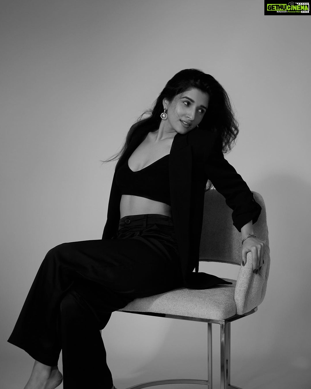 Nidhi Shah Instagram - More of me 🖤 . . . . 📸 - @theguywithacanon . . . #pictures #picturesinblackandwhite #instagram #instapic #love #peace #cheers