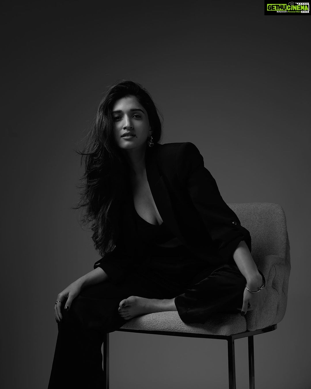 Nidhi Shah Instagram - More of me 🖤 . . . . 📸 - @theguywithacanon . . . #pictures #picturesinblackandwhite #instagram #instapic #love #peace #cheers