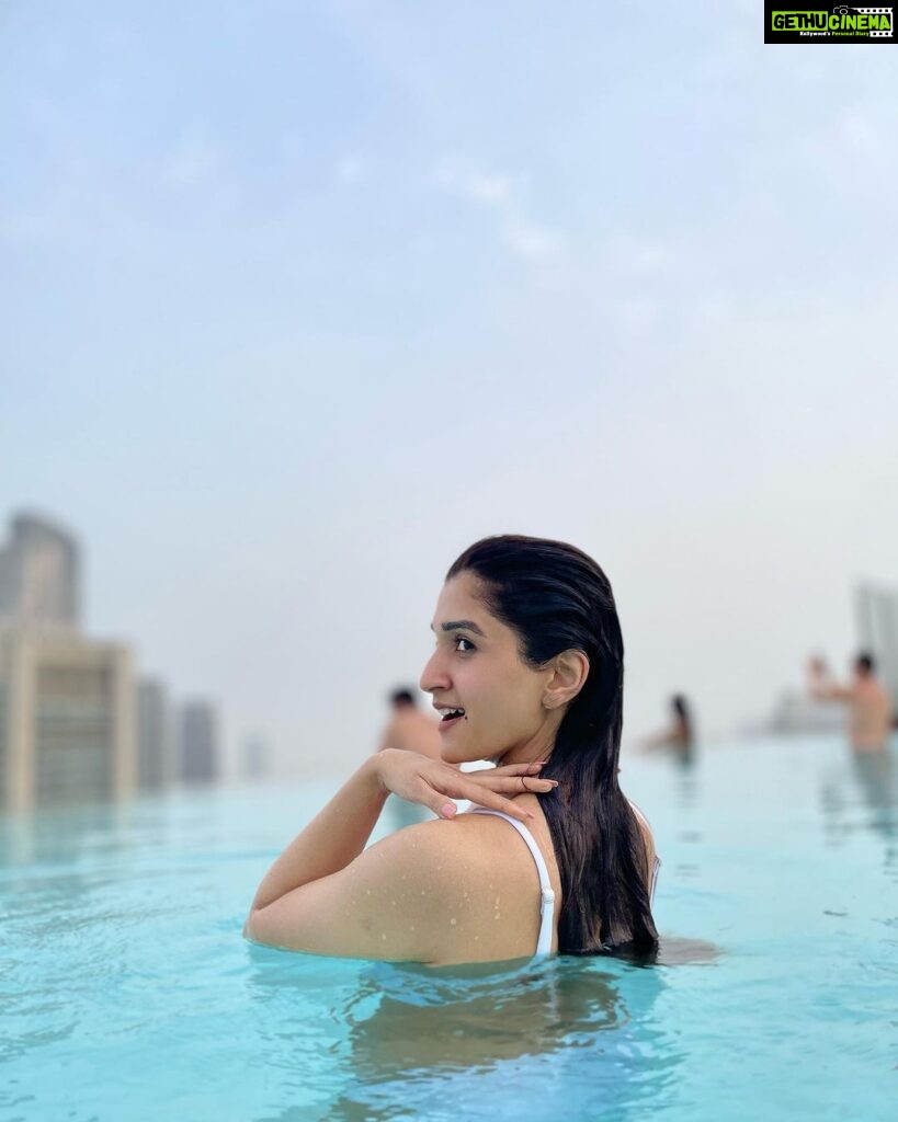 Nidhi Shah Instagram - Got it how I want it 💕 . . . . #amazingview #burjkhalife #dubai #travelling Address Sky View