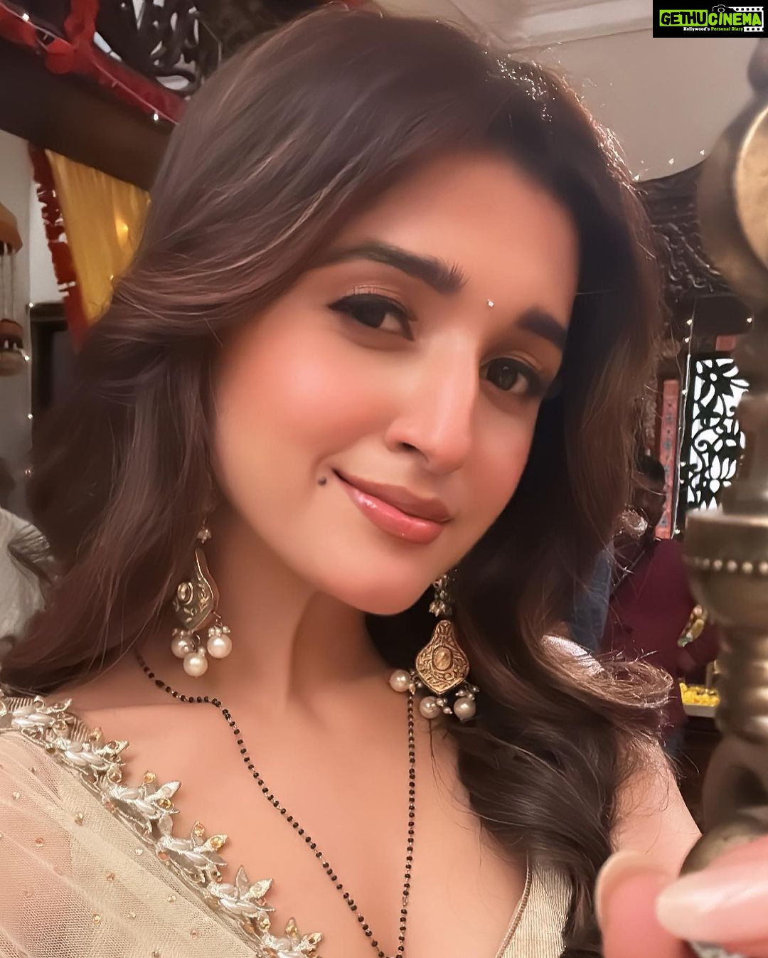 Nidhi Shah Instagram - The amount of love I get from you guys is beyond imagination. Thank you for the love and blessings 🤗 happy 3 years kinju baby 💕 @rajan.shahi.543 @directorskutproduction @starplus