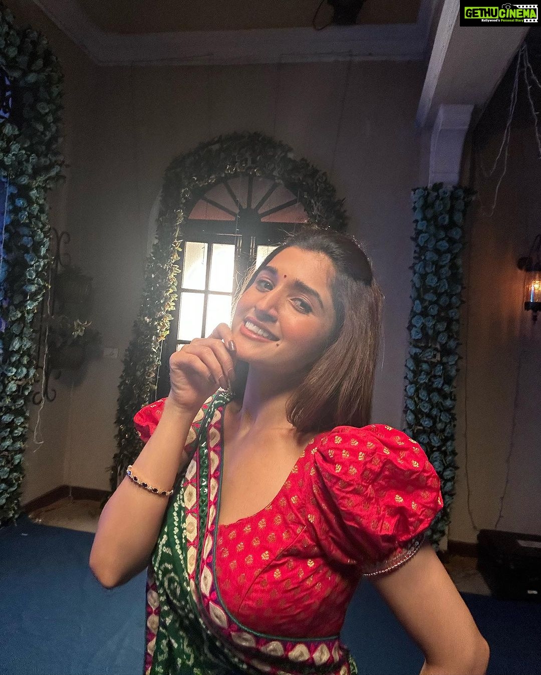 Nidhi Shah Instagram - The amount of love I get from you guys is beyond imagination. Thank you for the love and blessings 🤗 happy 3 years kinju baby 💕 @rajan.shahi.543 @directorskutproduction @starplus