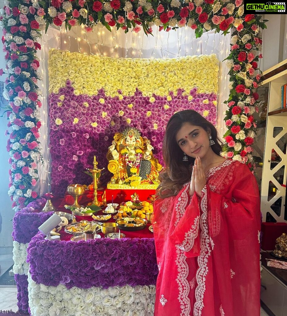 Nidhi Shah Instagram - Wishing you all a very happy Ganesh Chaturthi 🙏🏼🤗✨ May Ganesha bless us all with good health, happiness and inner peace ❤ Ganpati bappa Morya ✨🙏🏼🫶