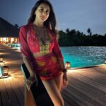 Nikita Dutta Instagram - Letting the night skies and sea breeze do the talking 🌺🌸🌼 . . . . . Wearing @babitamalkani styled by @jaferalimunshi 📍: @signaturecollectionmaldives @hideawaybeachmaldives @lilytoursmaldives Holiday courtesy @supersonex @kandugurua