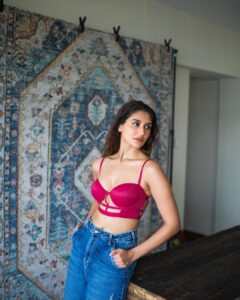 Nikita Dutta Instagram - Barbie, but in comfy denims 
🐙🐙

#Friyay #BarbieWeekend