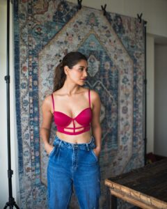 Nikita Dutta Instagram - Barbie, but in comfy denims 
🐙🐙

#Friyay #BarbieWeekend