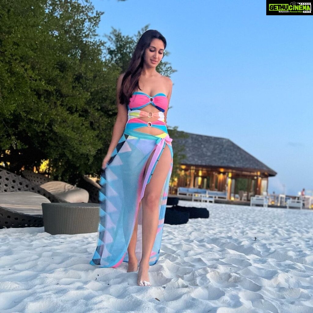 Nikita Dutta Instagram - 🩵🩷 Nothing that a walk on the beach during sunset can’t cure. Provided you balance through that soft sand. . . . . . Outfit by @kairesortwear styled by @jaferalimunshi assisted by @ankitha_chauhan @sr_styleco . 📍: @signaturecollectionmaldives @hideawaybeachmaldives @lilytoursmaldives