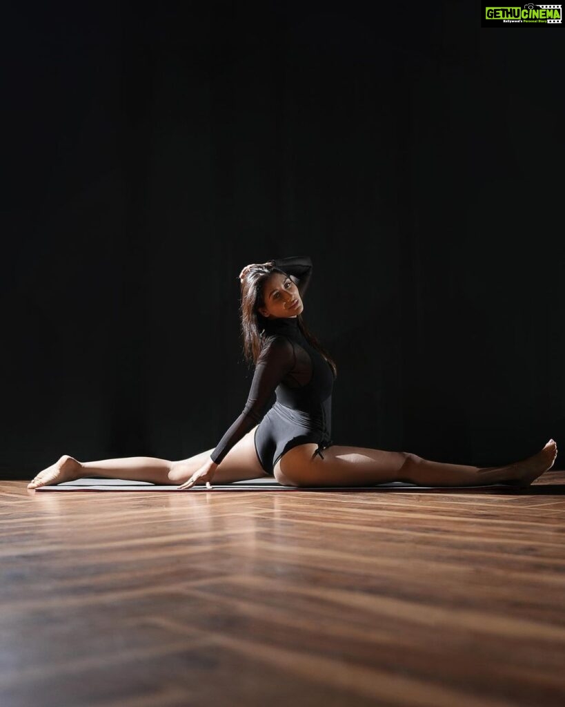 Nikita Dutta Instagram - Constantly stretching perseverance 🖤🩶🤍