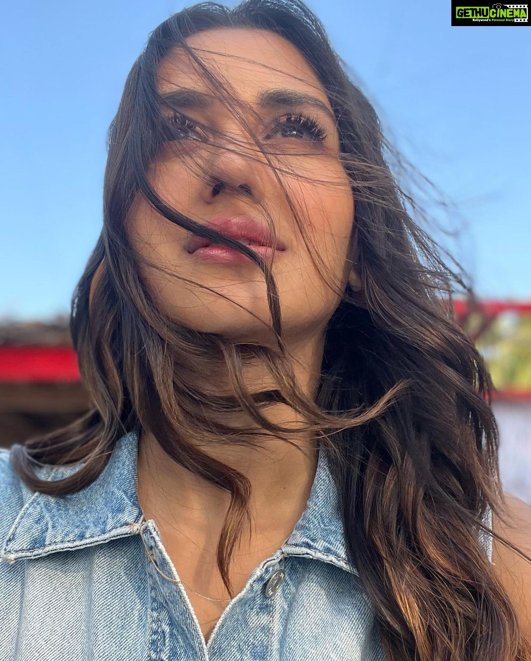 Nikita Dutta Instagram - I am filled with multiple emotions while posting this since itβs a wrap on #GharatGanpati Really grateful to each and every person who has been a part of this film for welcoming me in the Marathi world with an open heart and helping me in their own capacity. Will cherish every moment I have spent on this set for a lifetime. See you at the movies ππ«Άπ @navigns
