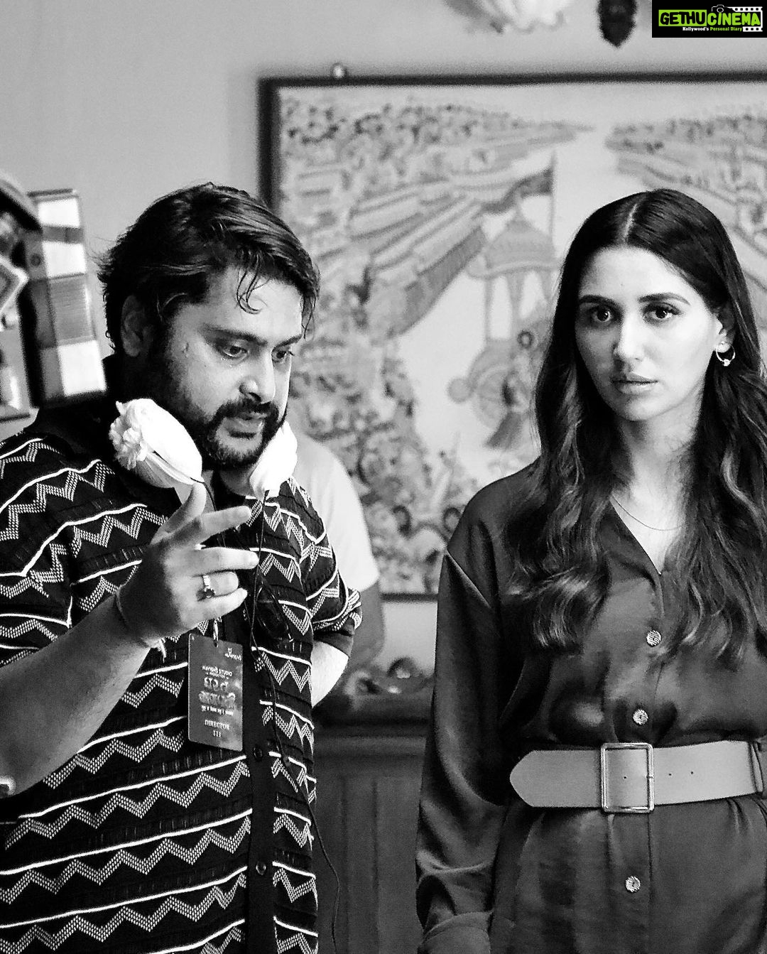 Nikita Dutta Instagram - I am filled with multiple emotions while posting this since itβs a wrap on #GharatGanpati Really grateful to each and every person who has been a part of this film for welcoming me in the Marathi world with an open heart and helping me in their own capacity. Will cherish every moment I have spent on this set for a lifetime. See you at the movies ππ«Άπ @navigns