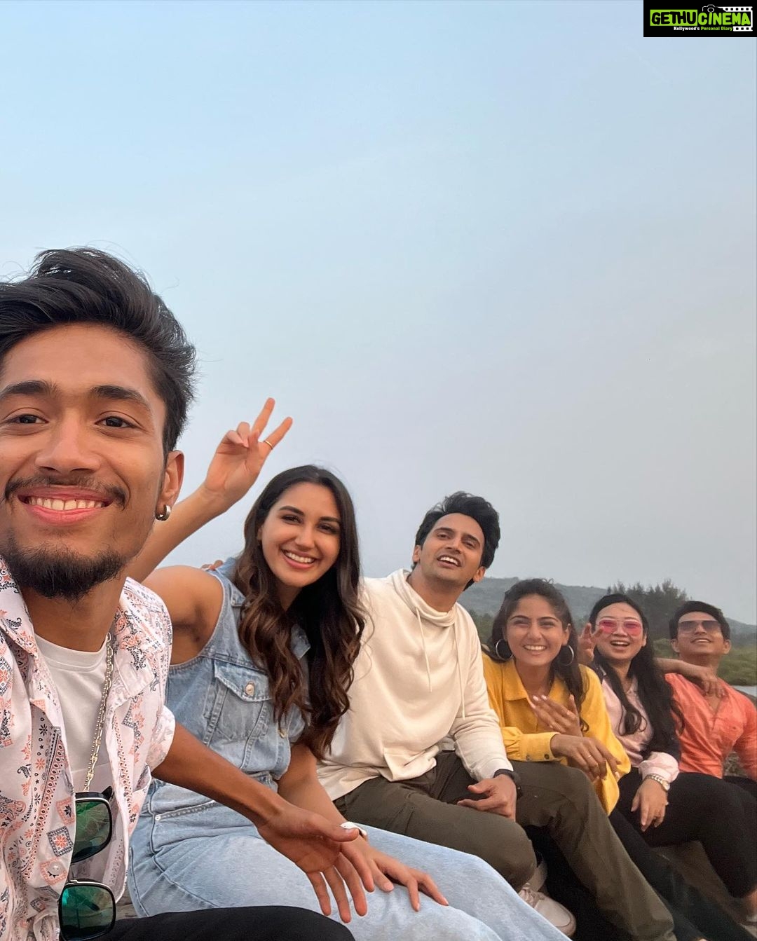 Nikita Dutta Instagram - I am filled with multiple emotions while posting this since itβs a wrap on #GharatGanpati Really grateful to each and every person who has been a part of this film for welcoming me in the Marathi world with an open heart and helping me in their own capacity. Will cherish every moment I have spent on this set for a lifetime. See you at the movies ππ«Άπ @navigns