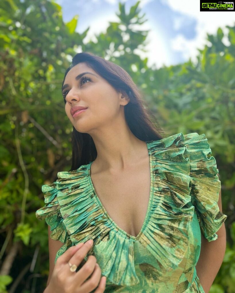 Nikita Dutta Instagram - A reminder to eat your daily greens 😬💚 . . . . . . Outfit by @printsbyradhika styled by @jaferalimunshi assisted by @ankitha_chauhan @sr_styleco . 📍: @hideawaybeachmaldives @signaturecollectionmaldives @lilytoursmaldives