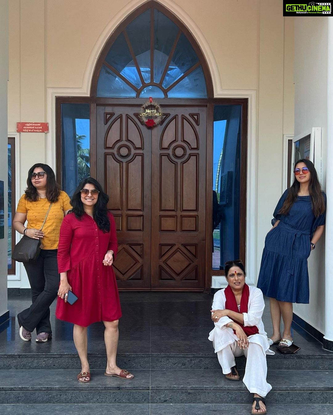 Nikita Dutta Instagram - I am filled with multiple emotions while posting this since itβs a wrap on #GharatGanpati Really grateful to each and every person who has been a part of this film for welcoming me in the Marathi world with an open heart and helping me in their own capacity. Will cherish every moment I have spent on this set for a lifetime. See you at the movies ππ«Άπ @navigns