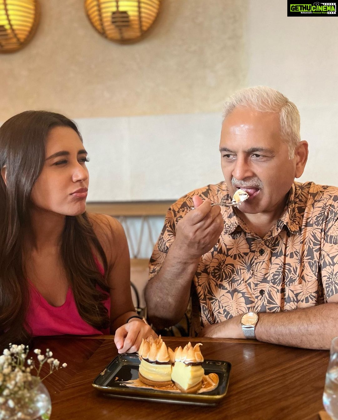 Nikita Dutta Instagram - Father’s Day brunch featuring many moods of his highness and me. @akdutta59 🫡💙