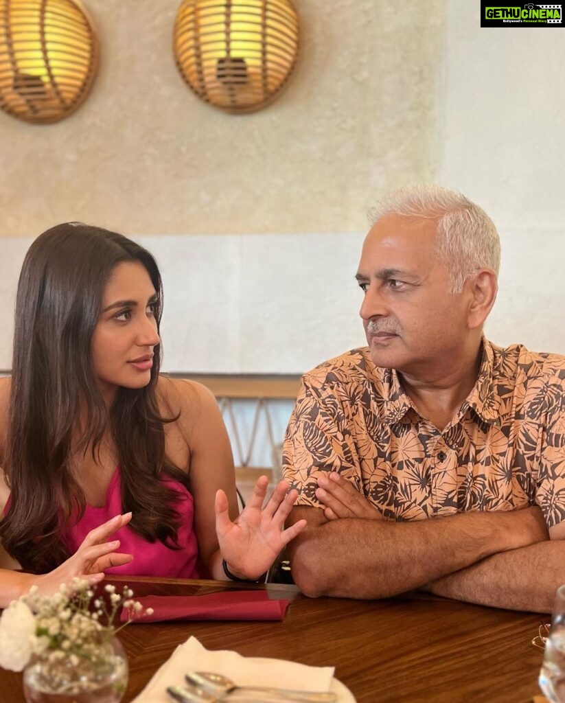 Nikita Dutta Instagram - Father’s Day brunch featuring many moods of his highness and me. @akdutta59 🫡💙