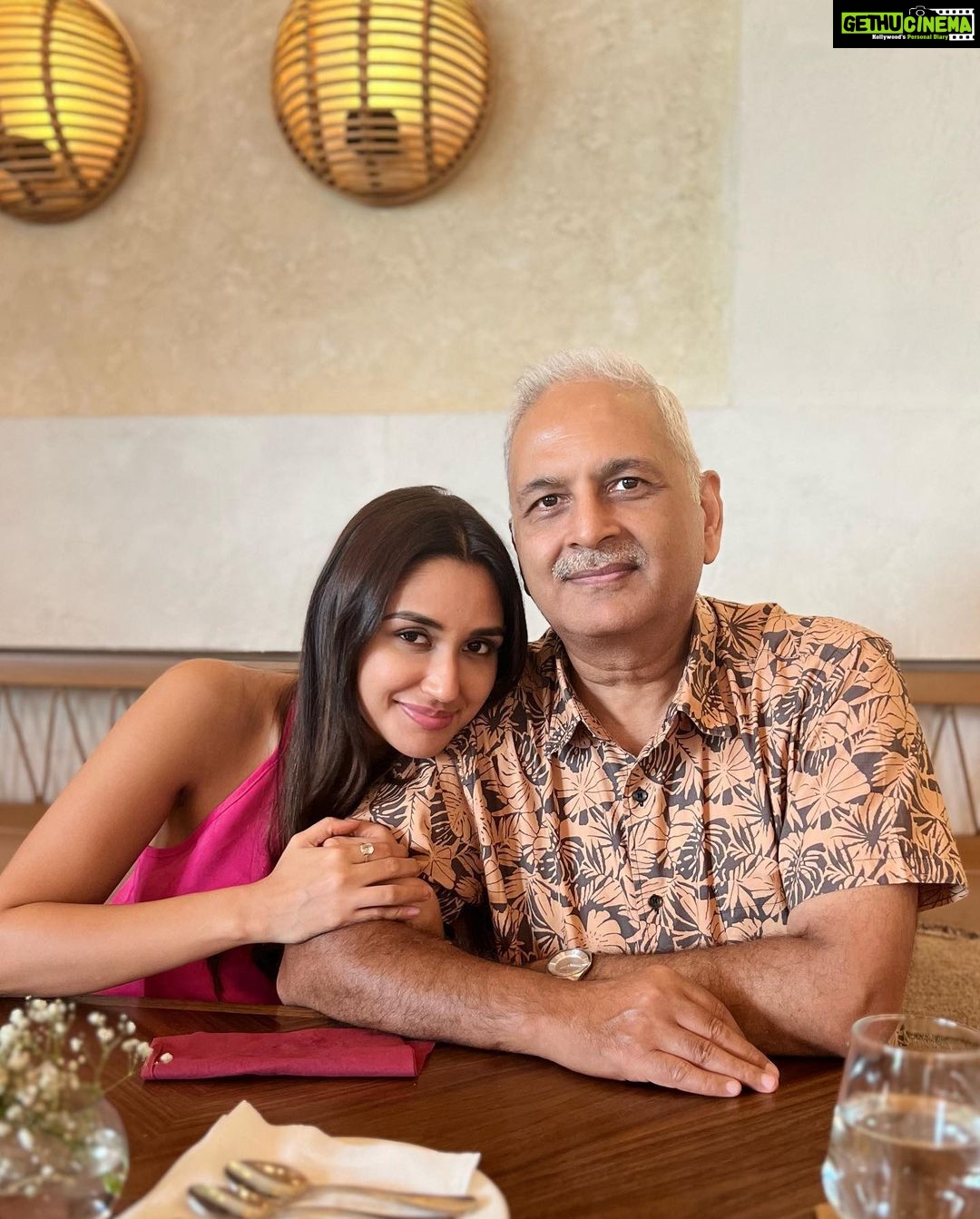Nikita Dutta Instagram - Father’s Day brunch featuring many moods of his highness and me. @akdutta59 🫡💙