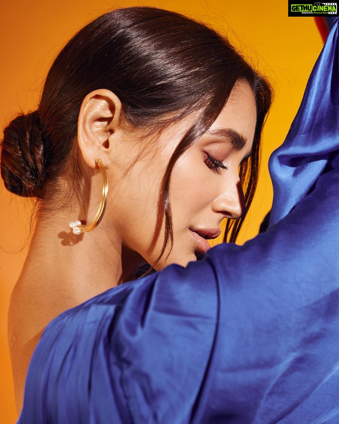 Nikita Dutta Instagram - Thoda blue, thoda true ๐ค ๐ . . . ๐ธ: @saurabh_sonkar Styled by @malvika_tater Assisted by @vrutiiiiiiii MUA: @yashaswinigupta_makeup Hair: @hairloom_by_akanksha Dress: @ranbirmukherjeeofficial Jewellery: @the_bling_girll X @offbeatmediain