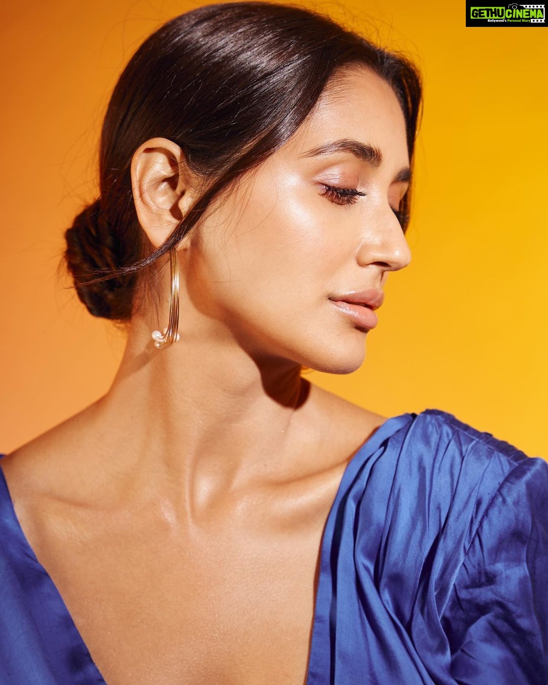 Nikita Dutta Instagram - Thoda blue, thoda true ๐ค ๐ . . . ๐ธ: @saurabh_sonkar Styled by @malvika_tater Assisted by @vrutiiiiiiii MUA: @yashaswinigupta_makeup Hair: @hairloom_by_akanksha Dress: @ranbirmukherjeeofficial Jewellery: @the_bling_girll X @offbeatmediain