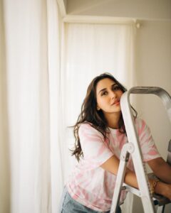 Nikita Dutta Instagram - Still moving with love, just practising more discernment 🩷🤍🩵
.
.
.
.
.
📸: @bharat_rawail 
HMU: @dellsi.mody @hairstylebysudha 
Styled by @jinalpnagda
Bling @also.in