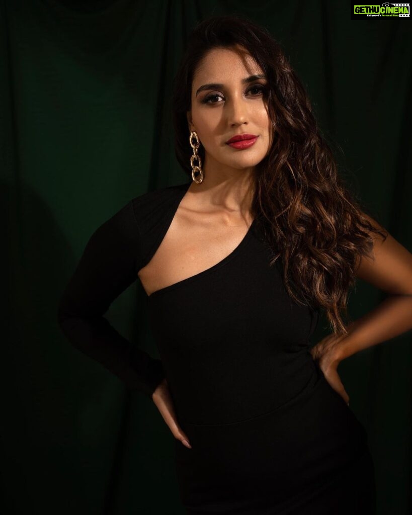 Nikita Dutta Instagram - Unpopular opinion: black is a happy colour ♠️🖤 . . 📸: @palashsverma Styled by @jaferalimunshi Assisted by @somyaaa.23 Outfit @bout_to_wear Footwear @monrowshoes Make up: @hairandmakeupbypinks Hair: @hairstylebysudha