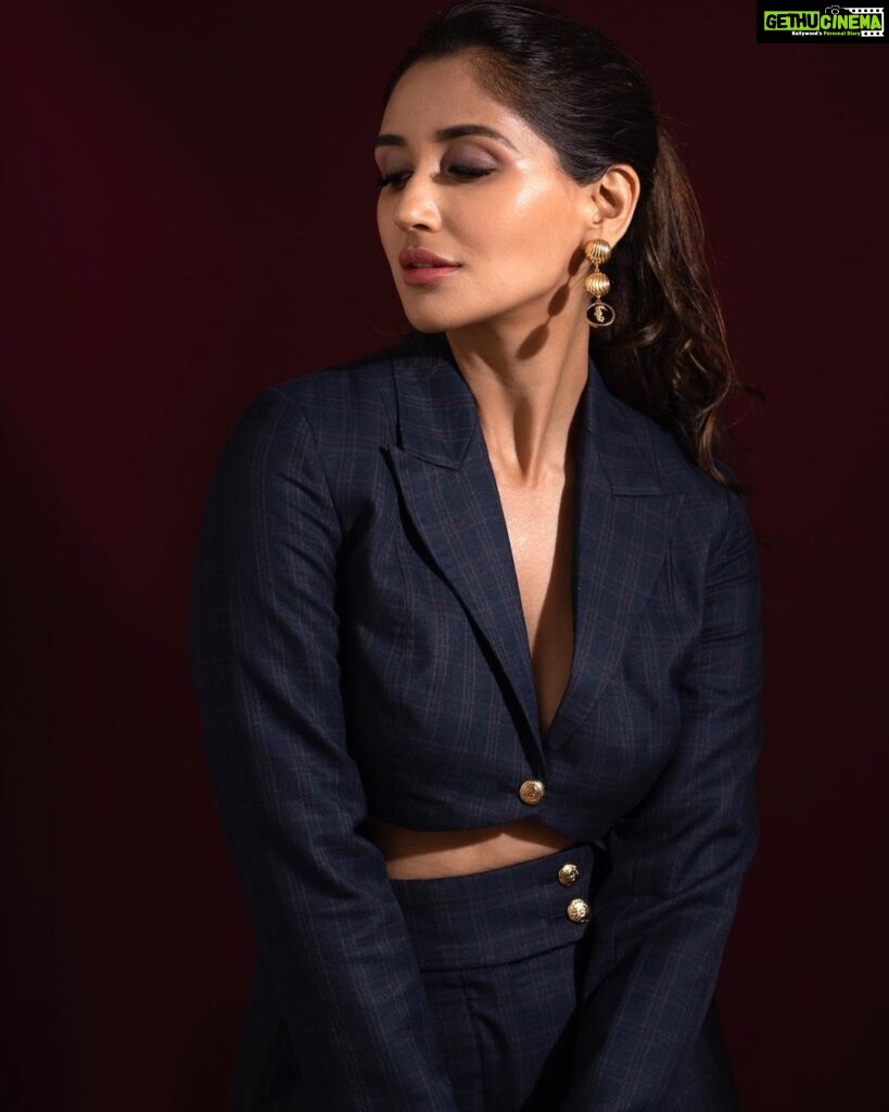 Nikita Dutta Instagram - The eye contact you get incase the vibes are mismatched 😬✌️ . . . 📸: @palashsverma Styled by @jaferalimunshi Assisted by @somyaaa.23 Make up: @hairandmakeupbypinks Hair: @hairstylebysudha Outfit- @ranbirmukharjeeofficial Earings- @azotiique