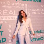 Nikita Dutta Instagram - #Sponsored Here is a quick recap of my experience at the one of a kind - L’Oréal Professionnel Scalp Beauty Event ✨ I got to learn so much about my scalp & hair with my hair pro-@aamir_colourist As seen in my previous reel, my hair pro recommended me Anti Discomfort Range which gives my hair the soothing it requires! Got to learn so much about Scalp Advanced products and I was amazed to experience the extraction process of the ingredients..🤩 I highly recommend these products🤍 #BreakTheCycle #NewStartAhead #ScalpAdvanced @lorealpro_education_india @lorealpro