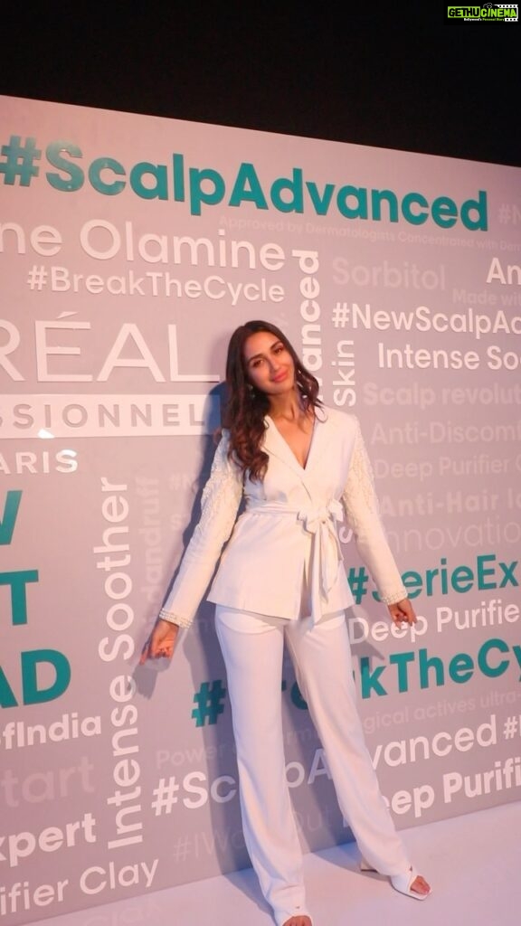 Nikita Dutta Instagram - #Sponsored Here is a quick recap of my experience at the one of a kind - L’Oréal Professionnel Scalp Beauty Event ✨ I got to learn so much about my scalp & hair with my hair pro-@aamir_colourist As seen in my previous reel, my hair pro recommended me Anti Discomfort Range which gives my hair the soothing it requires! Got to learn so much about Scalp Advanced products and I was amazed to experience the extraction process of the ingredients..🤩 I highly recommend these products🤍 #BreakTheCycle #NewStartAhead #ScalpAdvanced @lorealpro_education_india @lorealpro