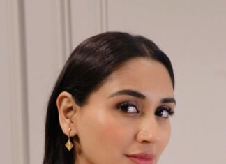 Nikita Dutta Instagram - Obsessed with these stunning earrings from Tanishq’s #StunningEveryEar collection! The intricate design is breathtaking and it complements my style perfectly. Get your hands on the latest jewelry trends this Akshay Tritiya by visiting your nearest @tanishqjewellery store. Don’t miss out on this beauty! ✨